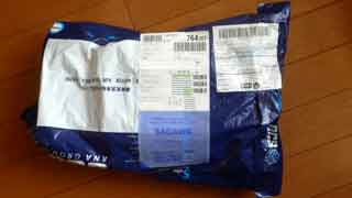 基板が入った荷物