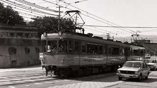 ８１