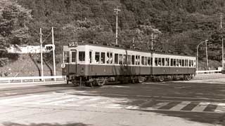 ２８５
